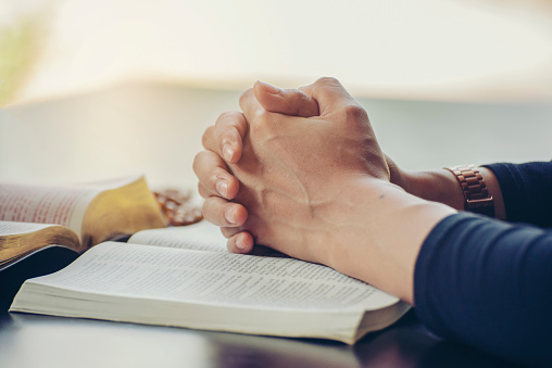 Manos sobre la Biblia