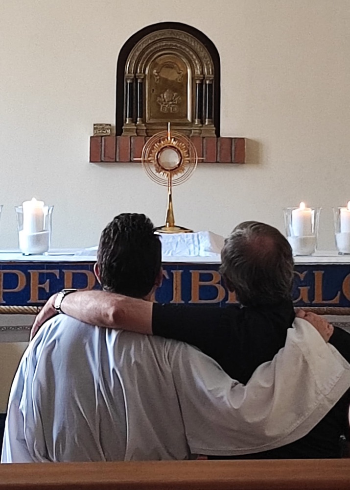 Dos sacerdotes en adoración ante el Santísimo